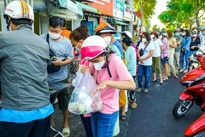 Video: Xếp hàng từ rạng sáng để mua gà cúng mùng 3 Tết