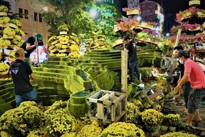 Video: 500 công nhân tháo dỡ đường hoa Nguyễn Huệ xuyên đêm