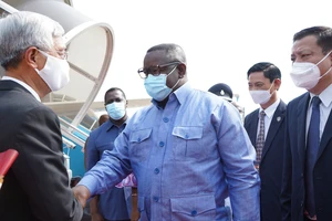 Video: Dàn xe Mercedes tháp tùng tổng thống Sierra Leone thăm chính thức TP.HCM