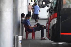 Video: Giá xăng dầu tăng, nhiều nhà xe ở Đà Nẵng hoạt động cầm chừng