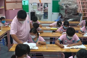 Video: Thầy giáo 'bánh mì' hơn 10 năm dạy chữ cho học trò nghèo