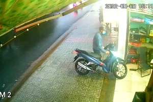 Video: Trộm bẻ khoá xe chỉ trong 3 giây, chủ nhà phát hiện nhưng bất lực