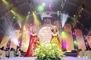 Video: Hàng nghìn người đến xem chung kết Duyên dáng Áo dài 2022