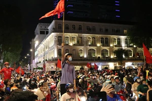 Video: Người dân TP.HCM đổ ra đường đi ‘bão’ ăn mừng chiến thắng của U23 Việt Nam