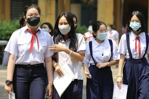 Thí sinh rạng rỡ rời phòng thi: Đề văn dễ và mới lạ 