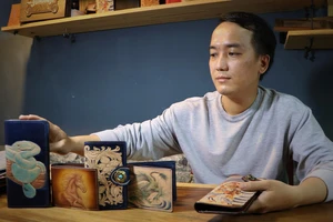 Video: Độc đáo với nghệ thuật điêu khắc trên da bò 