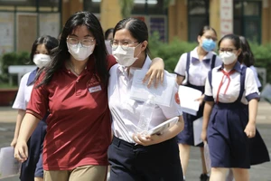 Video: Thí sinh TP.HCM rạng rỡ vì đề thi môn Toán ‘dễ thở’