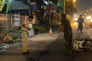 Video: Xe máy tông dải phân cách, hai người thương vong