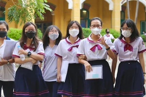 Video: Hơn 1 triệu thí sinh bước vào môn thi tốt nghiệp THPT đầu tiên