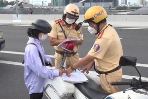 Video: Xử phạt nhiều trường hợp tụ tập, đậu xe trên cầu Thủ Thiêm 2