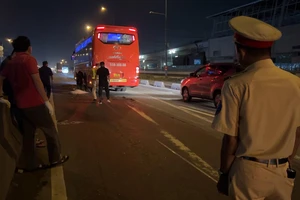 Video: Người đàn ông đi bộ trên đường bị xe khách tông tử vong 