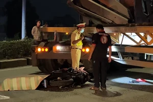 Video: Xe máy tông vào xe container, một thanh niên tử vong tại chỗ