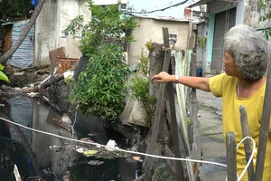 Kênh, rạch ô nhiễm đến mức dân không thể tiếp tục 'bám trụ'