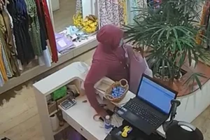 Video: Giả vờ vào shop mua quần áo rồi trộm điện thoại của nhân viên