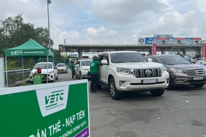 Video: Ngày đầu thu phí không dừng trên cao tốc TP.HCM - Long Thành - Dầu Giây