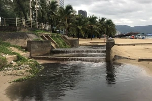 Video: Nước thải lại tràn ra biển Đà Nẵng sau mưa