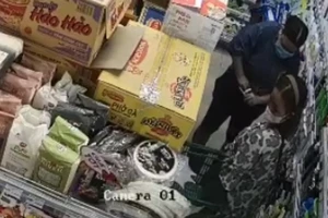 Video: Hai người phụ nữ ‘siêu trộm’ cửa hàng tiện lợi ở TP Thủ Đức