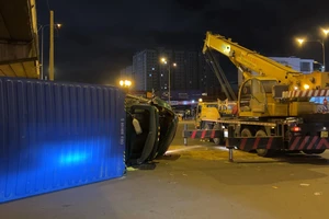 Video: Xe container chở hàng chục tấn vải sợi bị lật nhào trên đường