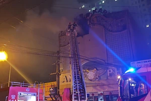 Video: Cháy quán karaoke ở Bình Dương, nhiều người tử vong