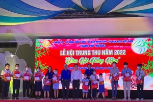 Video: 2.500 phần quà, 46 suất học bổng cho trẻ khó khăn