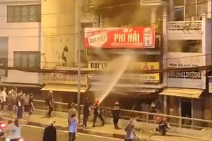 Video: Cháy cửa hàng kinh doanh nước giải khát, thiêu rụi nhiều tài sản