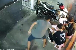 Video: Thanh niên giả vờ vào quán mua trà sữa rồi giật điện thoại 