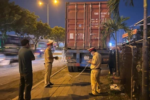 Video: Xe container lùi trên vỉa hè, cán chết một người đàn ông 