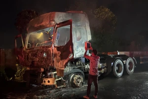 Video: Xe container bất ngờ bốc cháy dữ dội khi đang chạy trên đường