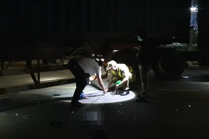 Video: Xe máy tông vào container, một thanh niên tử vong