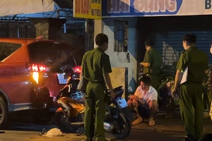 Video: Tông vào đuôi ô tô đang dừng, 1 người đàn ông tử vong