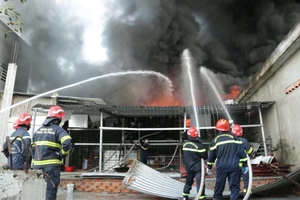 Video: Cháy dữ dội kho phế liệu ở TP.HCM, dân di dời đồ đạc