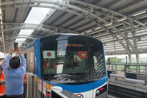 Video: Tàu metro số 1 chạy thử đoạn trên cao