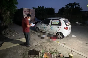 Video: Người đàn ông tử vong bên miệng cống trên đường