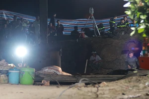 Video: Đêm thứ 2 giải cứu bé trai rơi vào cọc bê tông sâu 35m ở Đồng Tháp