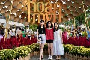 Chen chân check-in đường hoa xuân Phú Mỹ Hưng trong đêm khai mạc