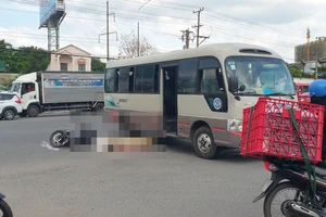 Video: Xe máy va chạm xe khách, một người đàn ông chết tại chỗ