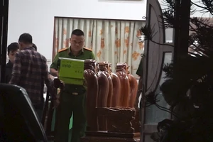 Video: Toàn cảnh khám xét văn phòng luật sư Văn Sỹ ở Vĩnh Long