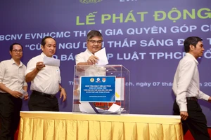 EVNHCMC chung tay "Cùng ngư dân thắp sáng đèn trên biển"