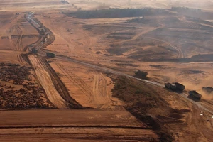 Video: Bụi bay mịt mù tại công trường xây dựng sân bay quốc tế Long Thành