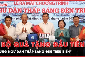 3 ngư dân đầu tiên nhận bộ quà tặng của chương trình "Cùng ngư dân thắp sáng đèn trên biển"