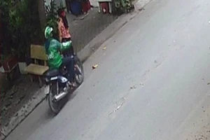 Camera ghi cảnh cụ bà 77 tuổi bị giật dây chuyền ngã ra đường