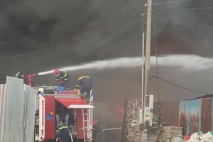 Video: Cháy vựa ve chai lan sang xưởng gỗ, dãy trọ bên cạnh