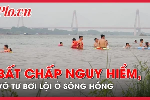 Bất chấp nguy hiểm, nhiều người vô tư bơi lội ở sông Hồng