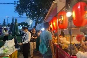 Ẩm thực 3 miền quy tụ tại 90 gian hàng ẩm thực ở phố biển Nha Trang