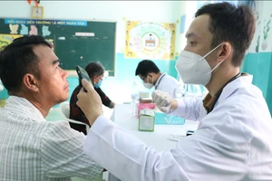 Phát thuốc miễn phí cho người dân Ninh Thuận: '20 năm qua tôi mới được khám bệnh'