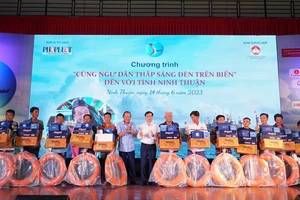 'Cùng ngư dân thắp sáng đèn trên biển' tặng 200 phần quà cho ngư dân Ninh Thuận