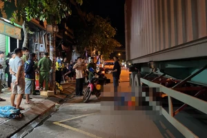 Video: Ngã xuống đường, người đàn ông đi xe máy bị container cán tử vong