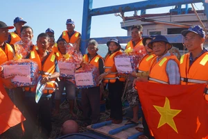 Phú Yên: Đoàn công tác liên ngành kiểm tra hoạt động khai thác hải sản trên biển