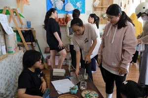 Video: Người dân TP.HCM mang quần áo đi đổi quà