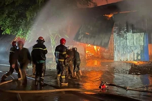 Bình Dương: Cháy dữ dội tại công ty sản xuất bao bì